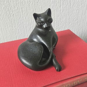 Vintage Capella of Dartington Small Sitting Cat Figure Ornament Black Resin, Signed J Pecorini Made in England