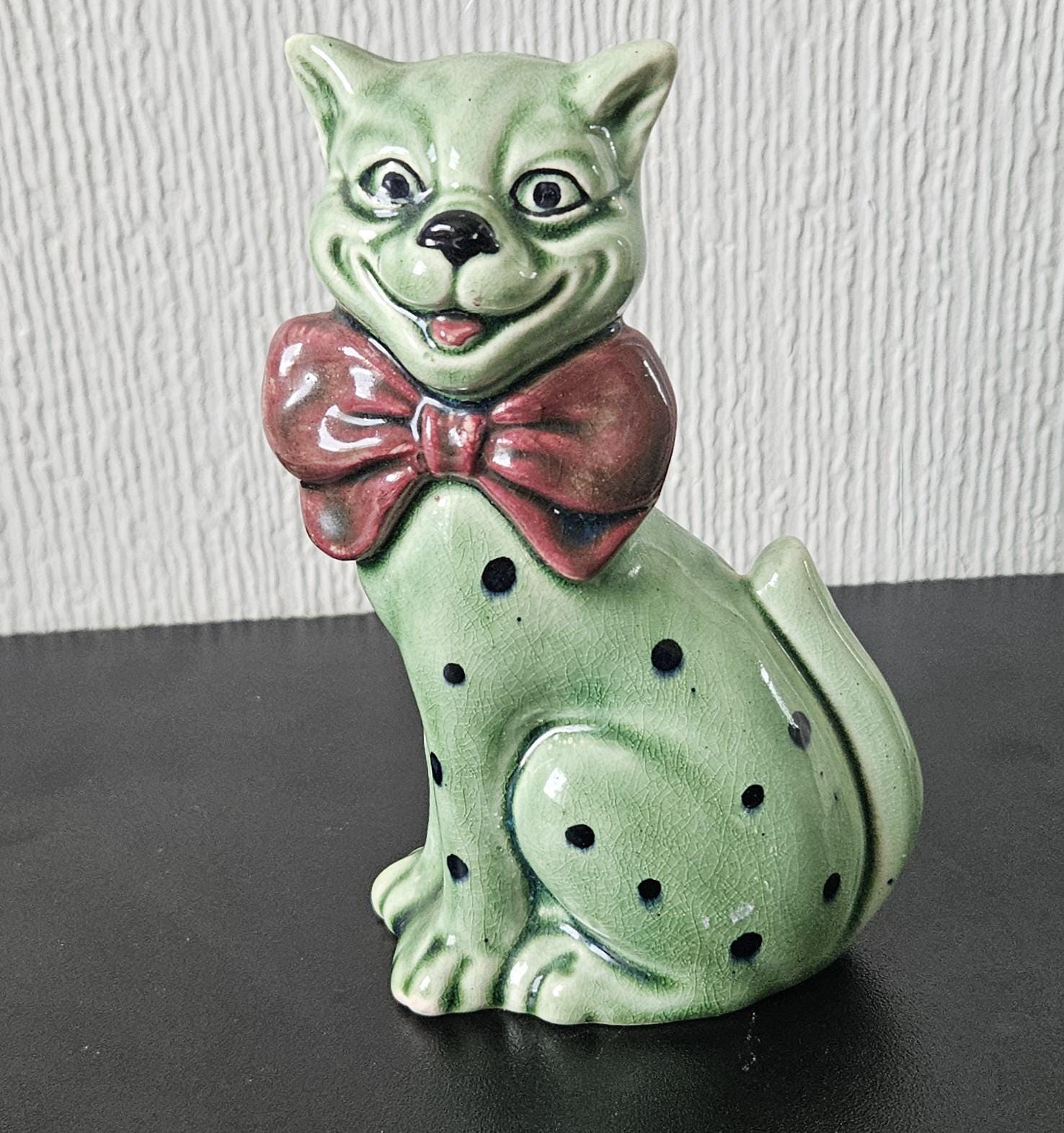 ヴィンテージ陶器猫フィギュア：緑と黒の斑点、レトロなチェシャ猫