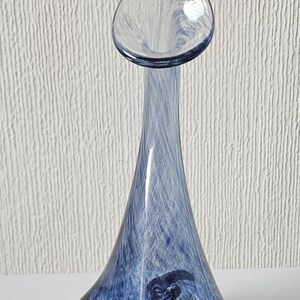 ヴィンテージの装飾的なブルーアートガラスのつぼみ型花瓶。高さ21cm