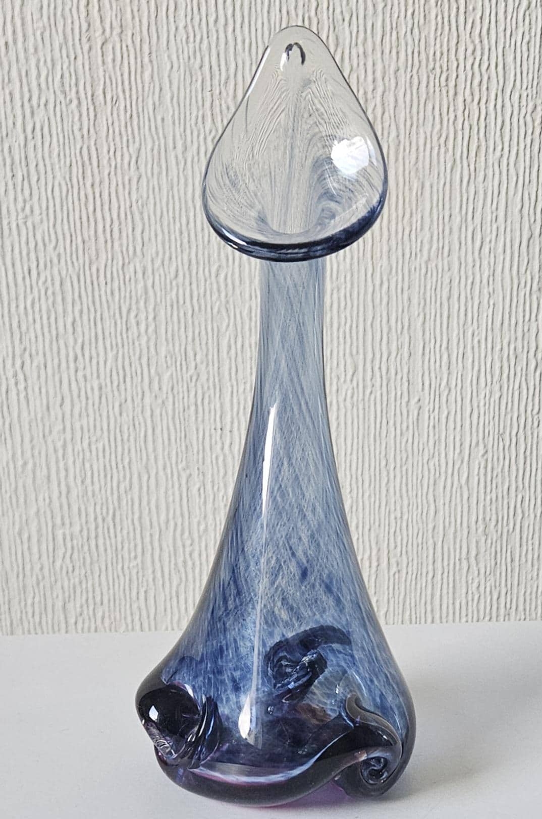 ヴィンテージの装飾的なブルーアートガラスのつぼみ型花瓶。高さ21cm