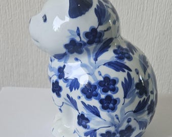青と白の花模様 猫の陶器置物　アンティーク　ヴィンテージ ヴィンテージ花柄陶器猫置物オーナメント 青と白の装飾品 高さ15cm