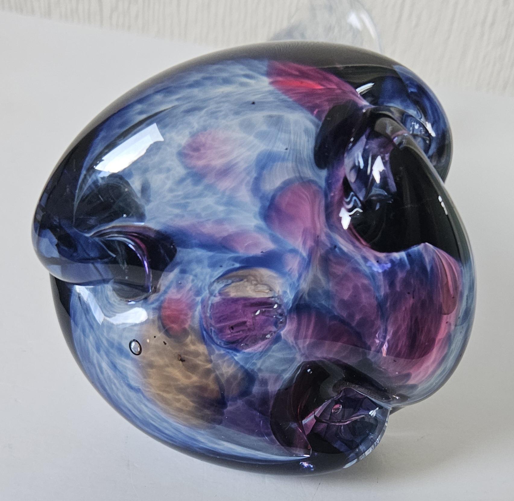 ヴィンテージの装飾的なブルーアートガラスのつぼみ型花瓶。高さ21cm