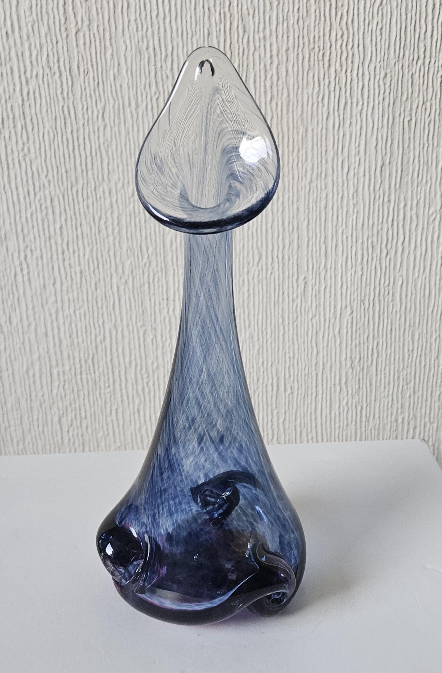 ヴィンテージの装飾的なブルーアートガラスのつぼみ型花瓶。高さ21cm