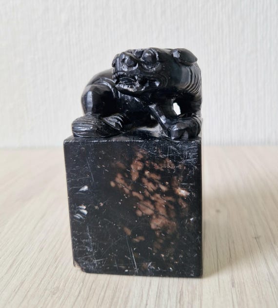 アンティーク彫刻の黒いハードストーン製フー・ドッグの中国製チョップ