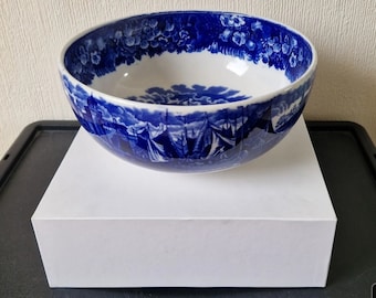 Bol Wedgwood Etruria ‘Ferrara’ azul y blanco, 24 cm de diámetro, grande, antiguo.