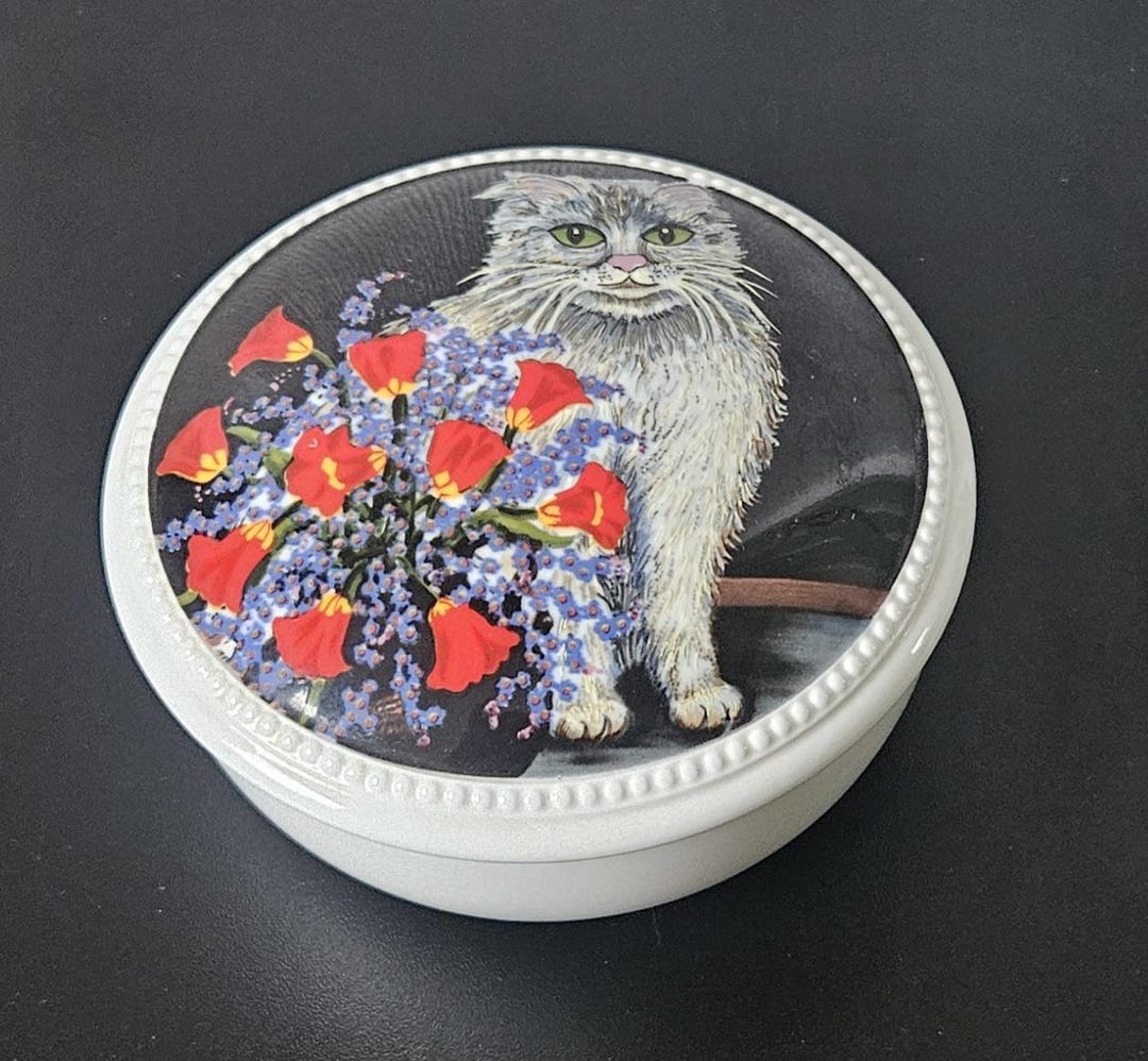 ビレロイ＆ボッホ Villeroy & Boch 猫 小物入れ ヴィンテージ猫の小物入れ ふわふわのグレーの猫 赤い花 ビレロイ