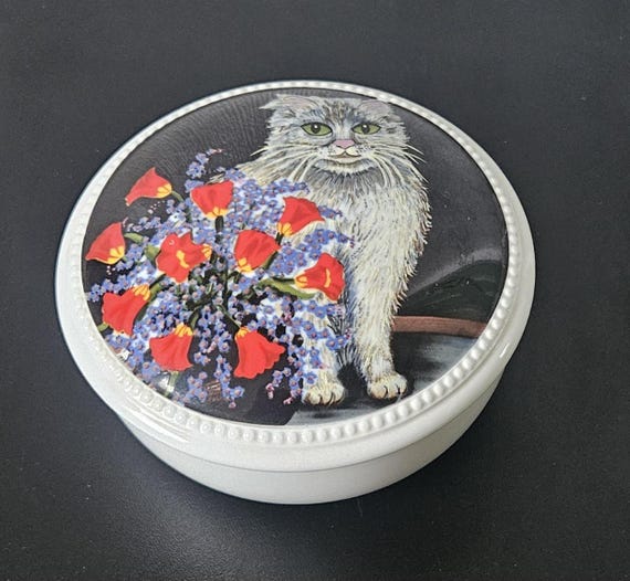 ビレロイ＆ボッホ Villeroy & Boch 猫 小物入れ ヴィンテージ猫の小物入れ ふわふわのグレーの猫 赤い花 ビレロイ