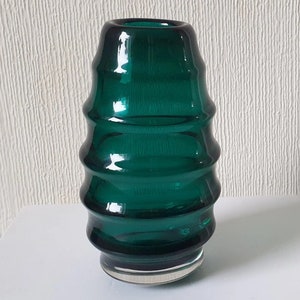 Jarrón escandinavo moderno de mediados de siglo con forma de aro, vidrio verde, Magnor, Noruega, 1960