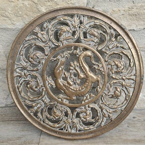 Dessous de plat rond en bronze style dragon vintage, orné de motifs de dragons.