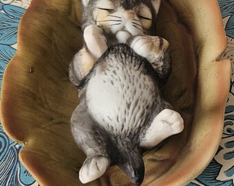 ヴィンテージの小さな猫がバスケットに入っている素焼きの陶器製 
