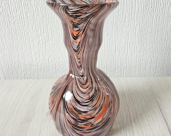 ヴィンテージの装飾的なブルーアートガラスのつぼみ型花瓶。高さ21cm