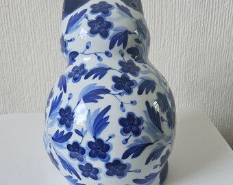 ヴィンテージ花柄陶器猫置物オーナメント 青と白の装飾品 高さ15cm