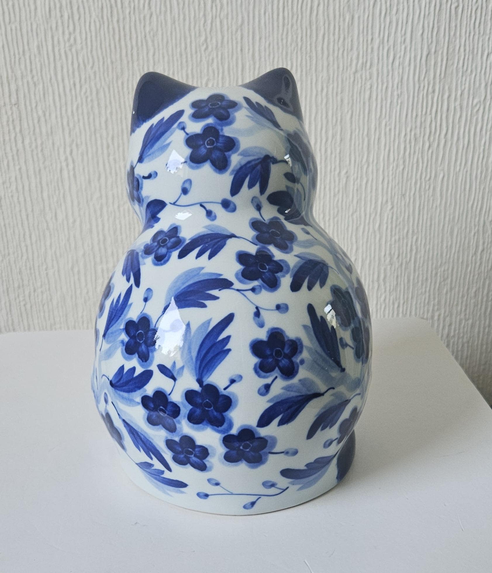 ヴィンテージ花柄陶器猫置物オーナメント 青と白の装飾品 高さ15cm