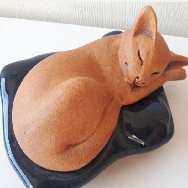 Figurine de chat en céramique Suzie Marsh vintage Chat dormant sur un coussin 6 "X 6"
