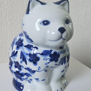 青と白の花模様 猫の陶器置物　アンティーク　ヴィンテージ ヴィンテージ花柄陶器猫置物オーナメント 青と白の装飾品 高さ15cm