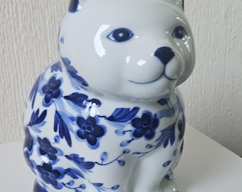 青と白の花模様 猫の陶器置物　アンティーク　ヴィンテージ ヴィンテージ花柄陶器猫置物オーナメント 青と白の装飾品 高さ15cm