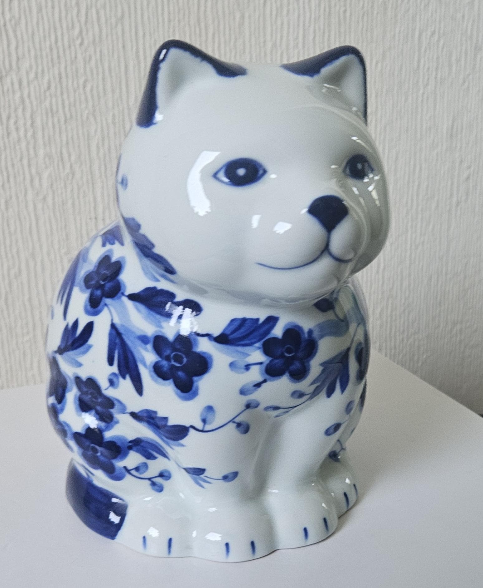 青と白の花模様 猫の陶器置物　アンティーク　ヴィンテージ 90年代のヴィンテージ花柄陶器猫置物 - 青と白の装飾 - Etsy 日本