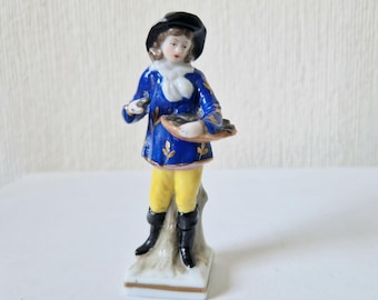 Figura pequeña de porcelana antigua de Chelsea con marca de ancla dorada de Chelsea, figura de vendedor de peces.