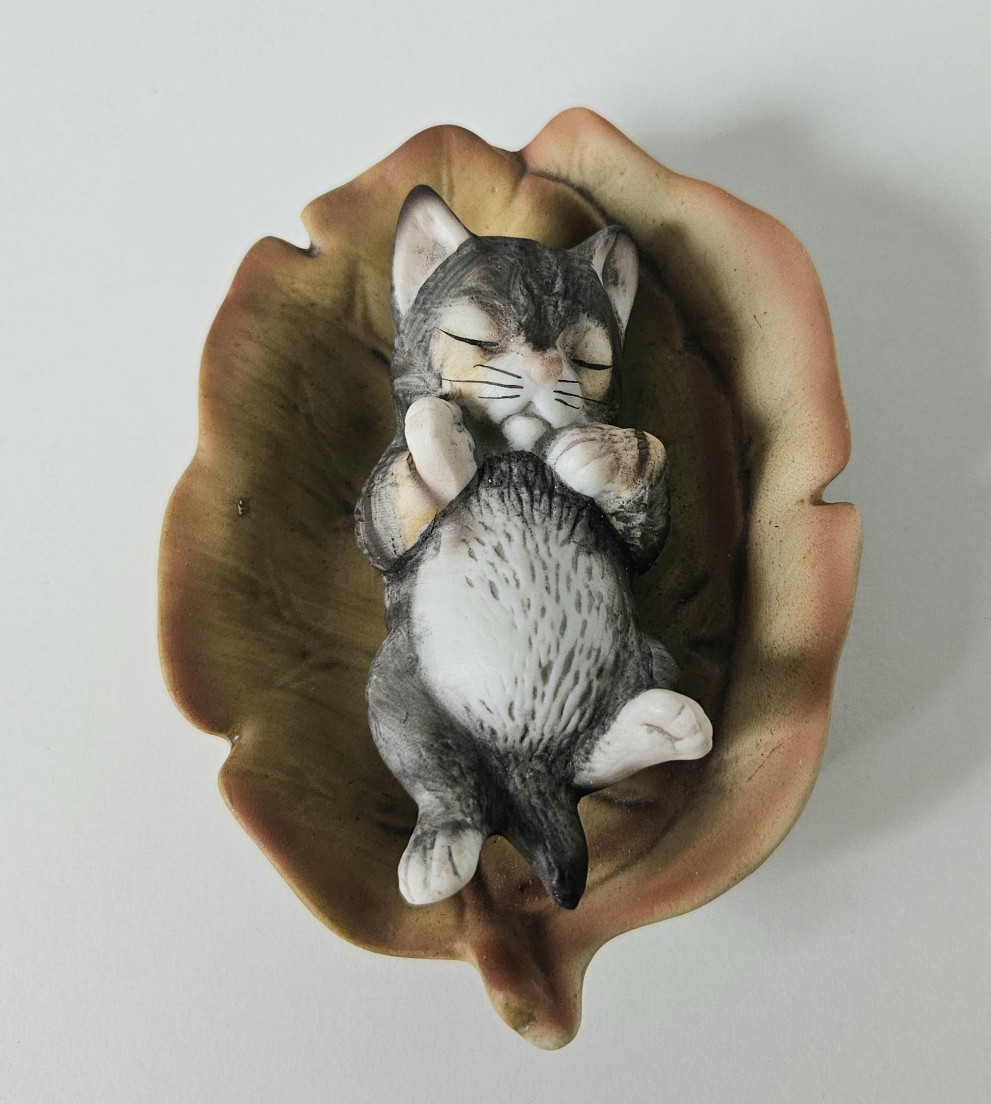 ヴィンテージの小さな猫がバスケットに入っている素焼きの陶器製 