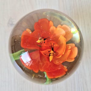 Vintage Große Orange Blume & Twin Bugs Kunst Glaskugel Ball Briefbeschwerer 8,5 cm