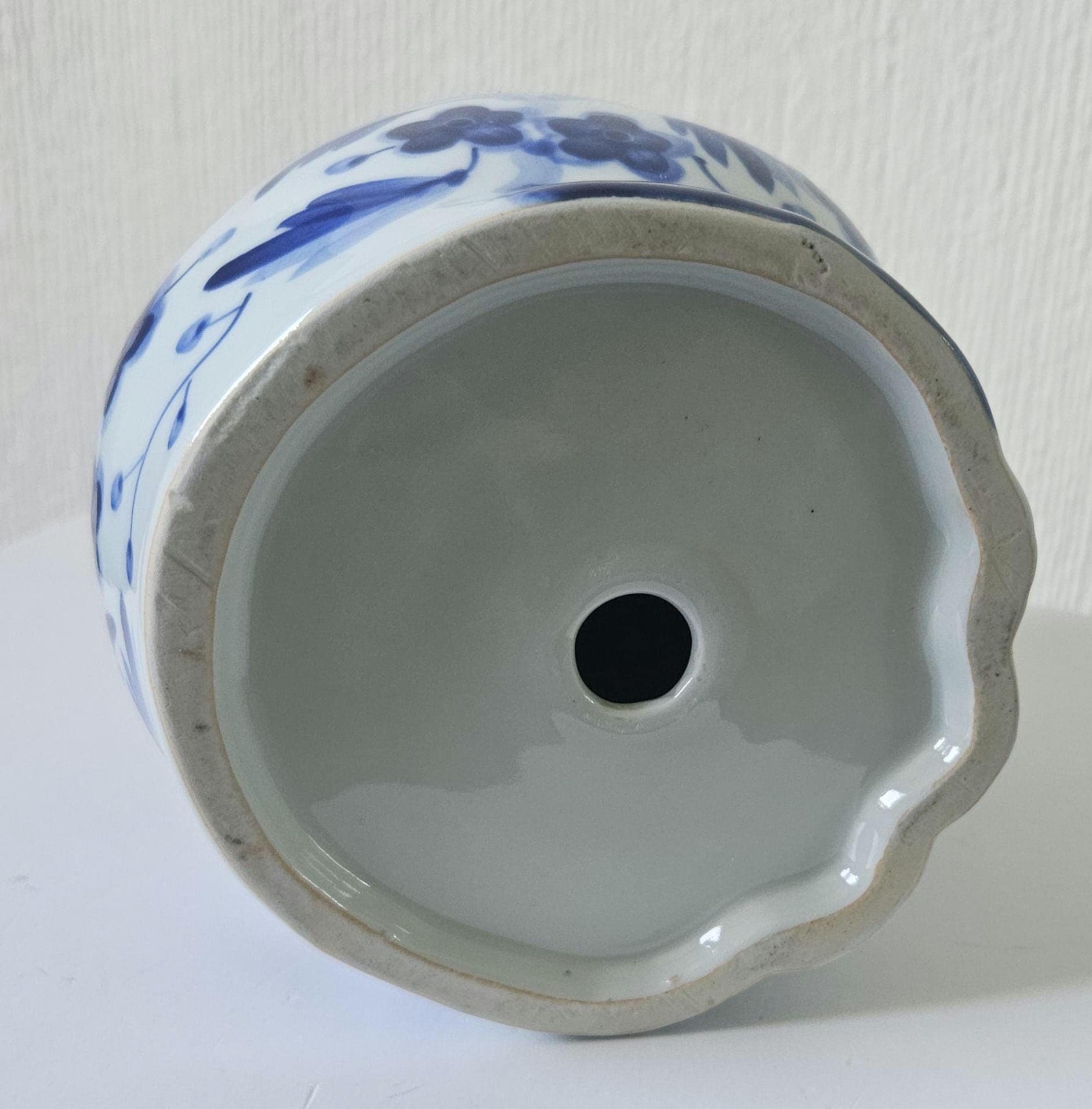 ヴィンテージ花柄陶器猫置物オーナメント 青と白の装飾品 高さ15cm