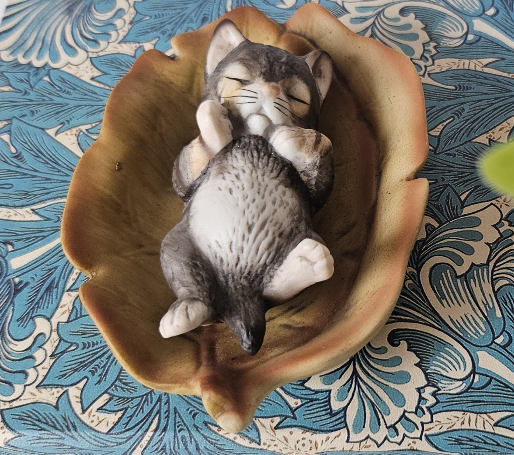 ヴィンテージの小さな猫がバスケットに入っている素焼きの陶器製 