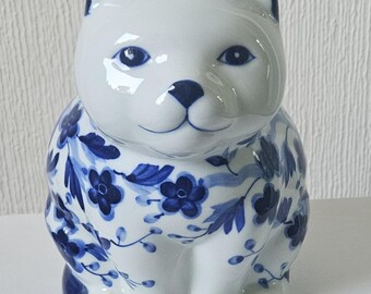 ヴィンテージ花柄陶器猫置物オーナメント 青と白の装飾品 高さ15cm