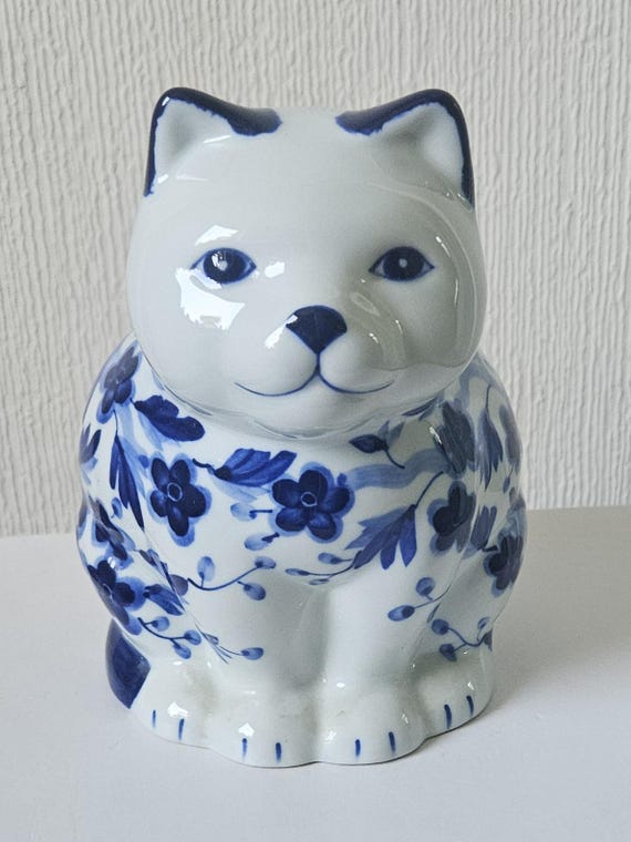 ヴィンテージ花柄陶器猫置物オーナメント 青と白の装飾品 高さ15cm