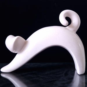 Stylizowana, ceramiczna, biała, rozciągająca się ozdoba w kształcie kota z połowy XX wieku