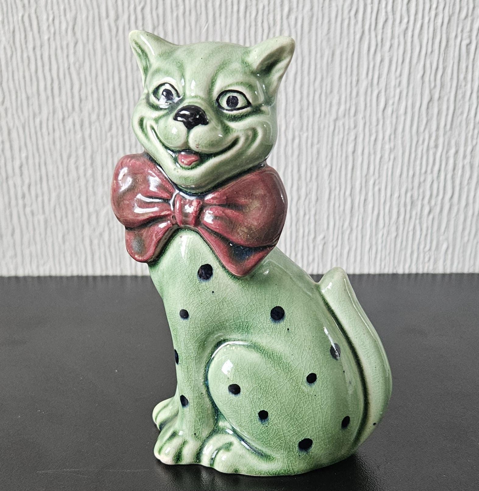 ヴィンテージ陶器猫フィギュア：緑と黒の斑点、レトロなチェシャ猫