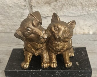 Antike Art Deco Spelter Katzen und Hunde Figur auf Schwarzem Marmorsockel 16 cm X 8 cm Schwer