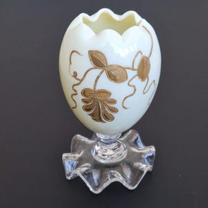 Jarrón de vidrio opalino dorado con forma de huevo de Thomas Webb & Sons, c.1880
