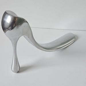 Calzador vintage Manolo Blahnik de aluminio fundido para Habitat, calzador coleccionable Manolo Blahnik, decoración de moda de diseñador.