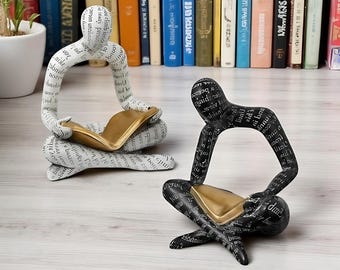 Staty av läsande kvinna i harts: Skulptur av abstrakt tänkare