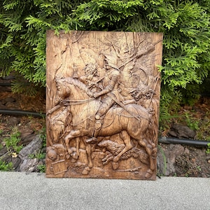 Könnte beinhalten: Eine Holz-Wandplakette mit einer detaillierten Schnitzerei eines Ritters zu Pferd, der durch einen Wald reitet. Der Ritter trägt eine Rüstung und hält ein Schwert. Die Schnitzerei ist in einem realistischen Stil ausgeführt und zeigt viele Details.