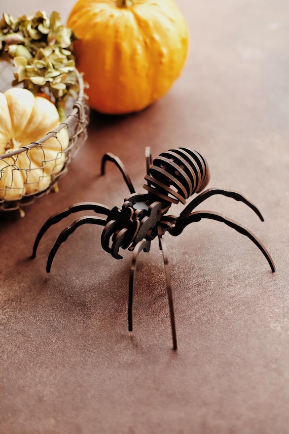 Ragno di legno fatto a mano: decorazione per la casa di Halloween