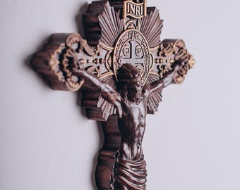 INRI 木製十字架 磔刑のイエス・キリスト像 十字架の道行 17 世紀の宗教的なアンティーク木彫りのイエス キリストの磔刑像