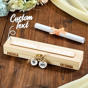 Personalisierte Hochzeitszertifikat Holzaufbewahrungsbox mit Mr und Mrs Heart Charms Hochzeitsgeschenk für Paar