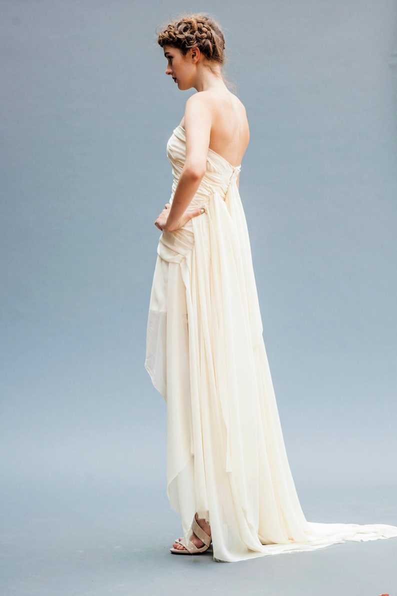 Short Wedding Dress. This backless wedding gown features