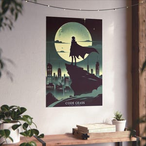 Könnte beinhalten: Eine Silhouette einer Person, die auf einer Klippe steht und auf eine Stadtlandschaft bei Nacht blickt. Der Mond ist voll und hell und wirft einen grünen Schein auf die Szene. Der Text "CODE GEASS" ist unten im Bild gedruckt.