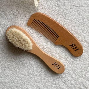 パーソナライズされたベビーヘアブラシとコームセット - 柔らかい天然毛 - 新生児グルーミングキット - カスタムネームベビーシャワーギフト木製幼児用ブラシ