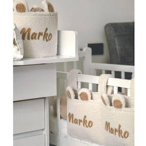 Personalisiertes Baby Geschenk Set - Filz & Teddy Stoff Aufbewahrungskorb + Krippen-Organizer | Benutzerdefinierte Name Bärenform Set | Krippe Hängekorb