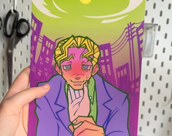 Op de afbeelding: Een rechthoekige kunstdruk met een gestileerde illustratie van een persoon met blond haar, gekleed in een paarse blazer over een groen gestreept overhemd. De achtergrond toont een paarse stadssilhouet onder een felgroene lucht met een gele zon.