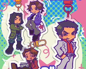 Op de afbeelding: Vier acryl sleutelhangers met chibi-stijl personages uit Yakuza 4, elk 7,62 cm hoog. De ontwerpen tonen personages in diverse outfits, zoals een groene jas, een paarse jas en een grijs pak, allemaal bevestigd aan oranje clips.
