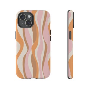 Op de afbeelding: Een telefoonhoesje met een golvend abstract patroon in tinten roze, oranje en bruin. Het hoesje heeft een zwarte rand.