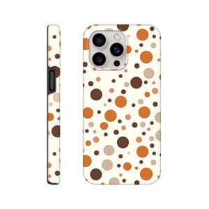 Op de afbeelding: Een telefoonhoesje met een crèmekleurige achtergrond en een patroon van bruine, bruine en oranje stippen van verschillende grootte. De hoes wordt van voren en van de zijkant getoond, met de camera en de zijknoppen.