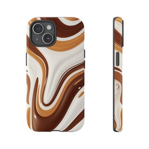 Op de afbeelding: Een telefoonhoesje met een wervelend patroon van bruine, beige en witte kleuren. De hoes heeft een zwarte rand en een camera-uitsparing. De zijaanzicht toont hetzelfde patroon dat rond de randen loopt.