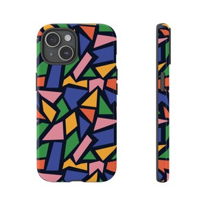 Op de afbeelding: Een telefoonhoesje met een geometrisch patroon in tinten blauw, groen, geel, oranje, roze en zwart.