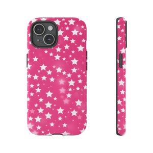 Op de afbeelding: Een roze telefoonhoesje met een wit sterrenpatroon. Het hoesje heeft een uitsparing voor de camera.