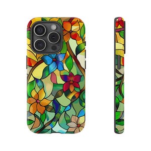 Könnte beinhalten: Eine farbenfrohe Handyhülle mit einem Buntglasdesign, das Blumen in Rot-, Blau-, Gelb-, Grün- und Orangetönen zeigt.